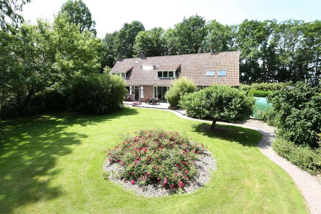 una vista aérea de una casa con jardín en De Buitenhof en Marknesse