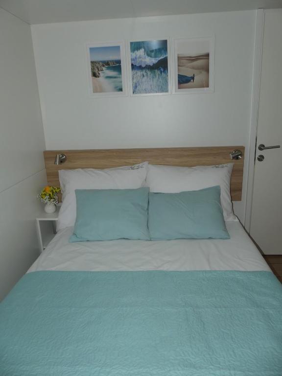 Postel nebo postele na pokoji v ubytování Blue Wave Mobile Home