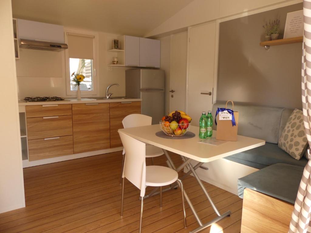 Kuchyň nebo kuchyňský kout v ubytování Blue Wave Mobile Home