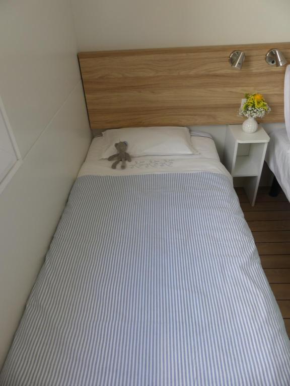 Postel nebo postele na pokoji v ubytování Blue Wave Mobile Home