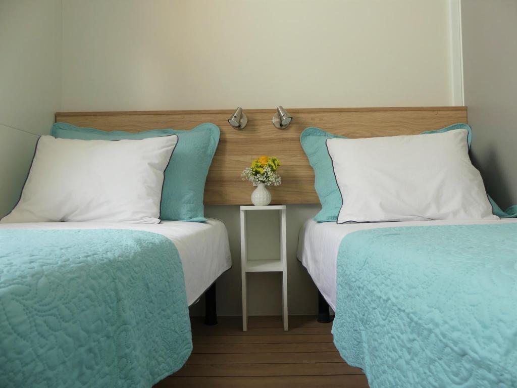 Postel nebo postele na pokoji v ubytování Blue Wave Mobile Home