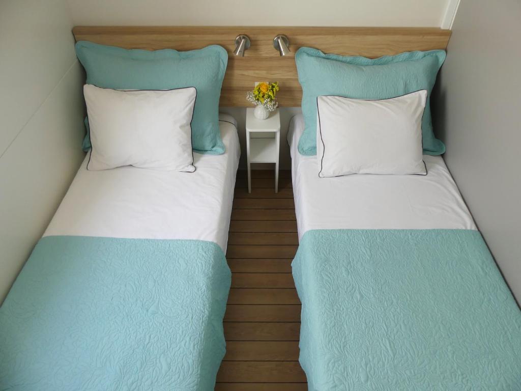 Postel nebo postele na pokoji v ubytování Blue Wave Mobile Home