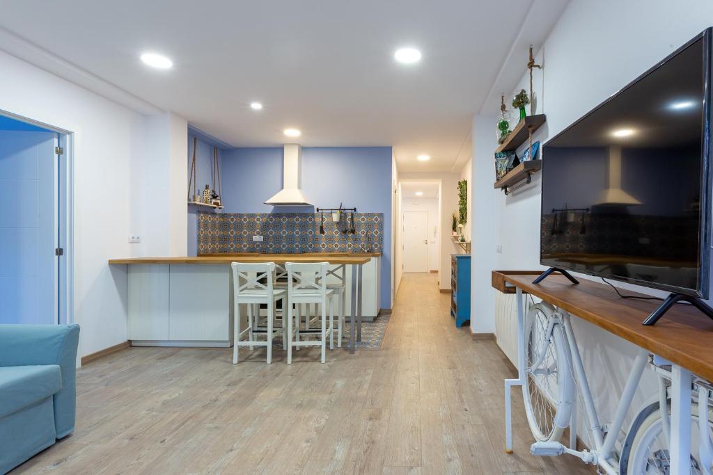 a living room with a bar and a tv at Apartamentos Moreira & Betanzos in Betanzos