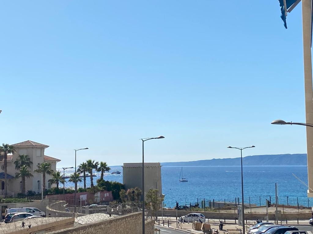 ein Parkplatz mit Meerblick in der Unterkunft Appartement confortable près de la plage Catalane et Pharo in Marseille