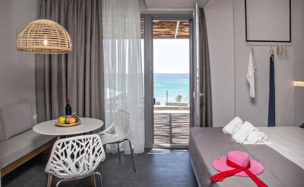 Postel nebo postele na pokoji v ubytování Seaside Tinos