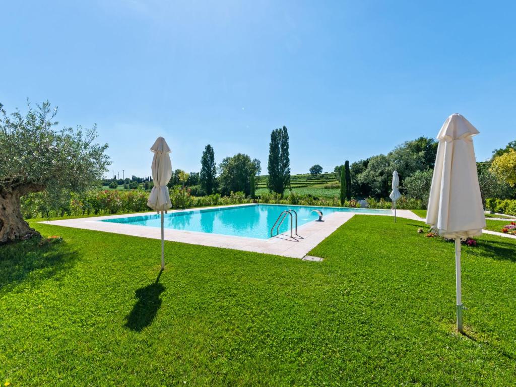 Basen w obiekcie Holiday Home in Lazise near Lake Garda lub w pobliżu