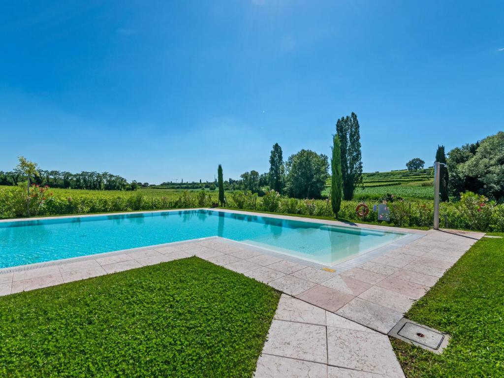 obraz basenu w ogrodzie w obiekcie Holiday Home in Lazise near Lake Garda w mieście Lazise