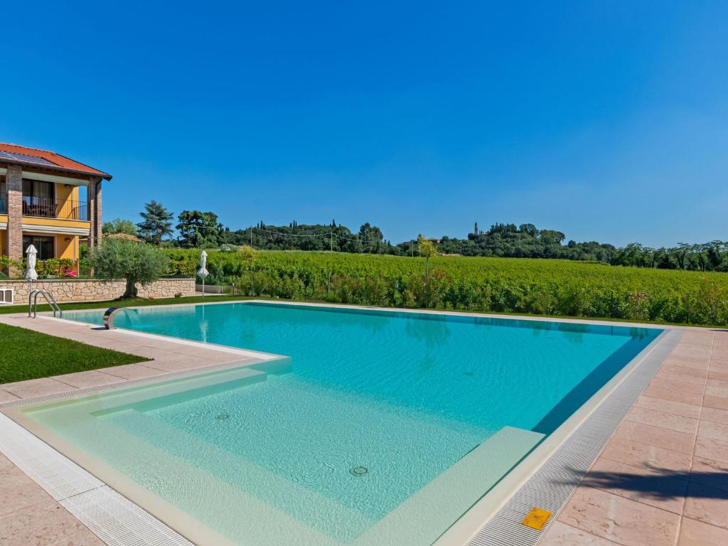 basen na podwórku domu w obiekcie Holiday Home in Lazise near Lake Garda w mieście Lazise