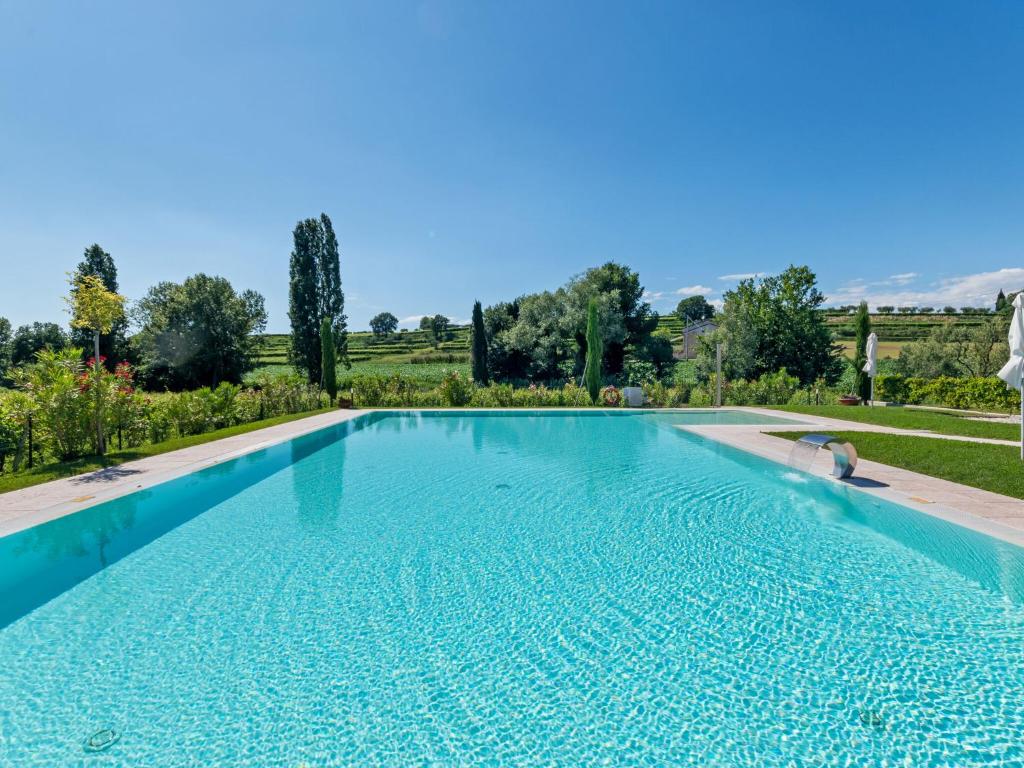 Basen w obiekcie Holiday Home in Lazise near Lake Garda lub w pobliżu
