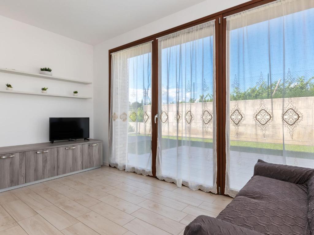 Telewizja i/lub zestaw kina domowego w obiekcie Holiday Home in Lazise near Lake Garda