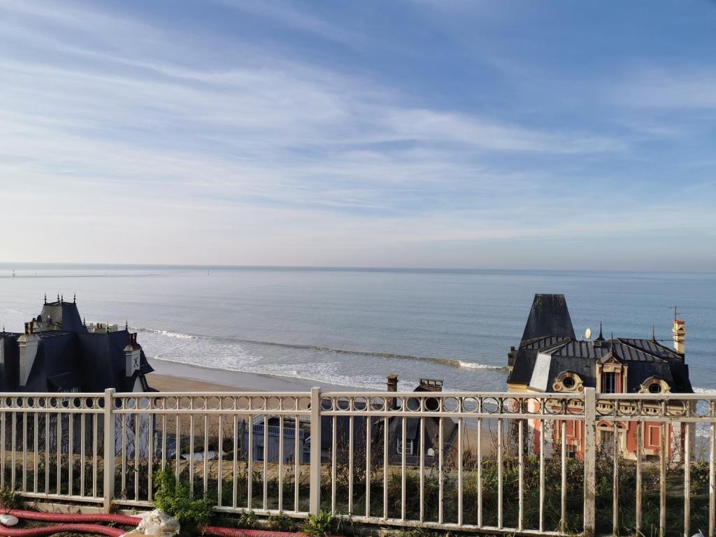 una vista sulla spiaggia da una recinzione di Les pieds dans l'eau a Trouville-sur-Mer