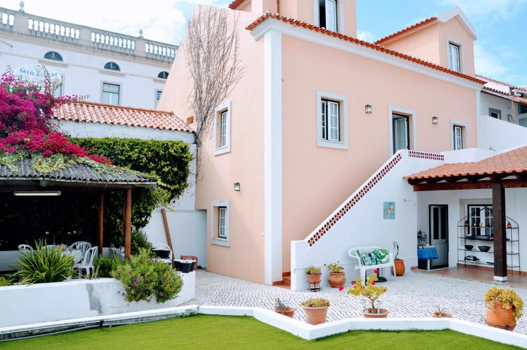 einen Innenhof eines Hauses mit Garten in der Unterkunft Santiago Residence Guest House in Santiago do Cacém
