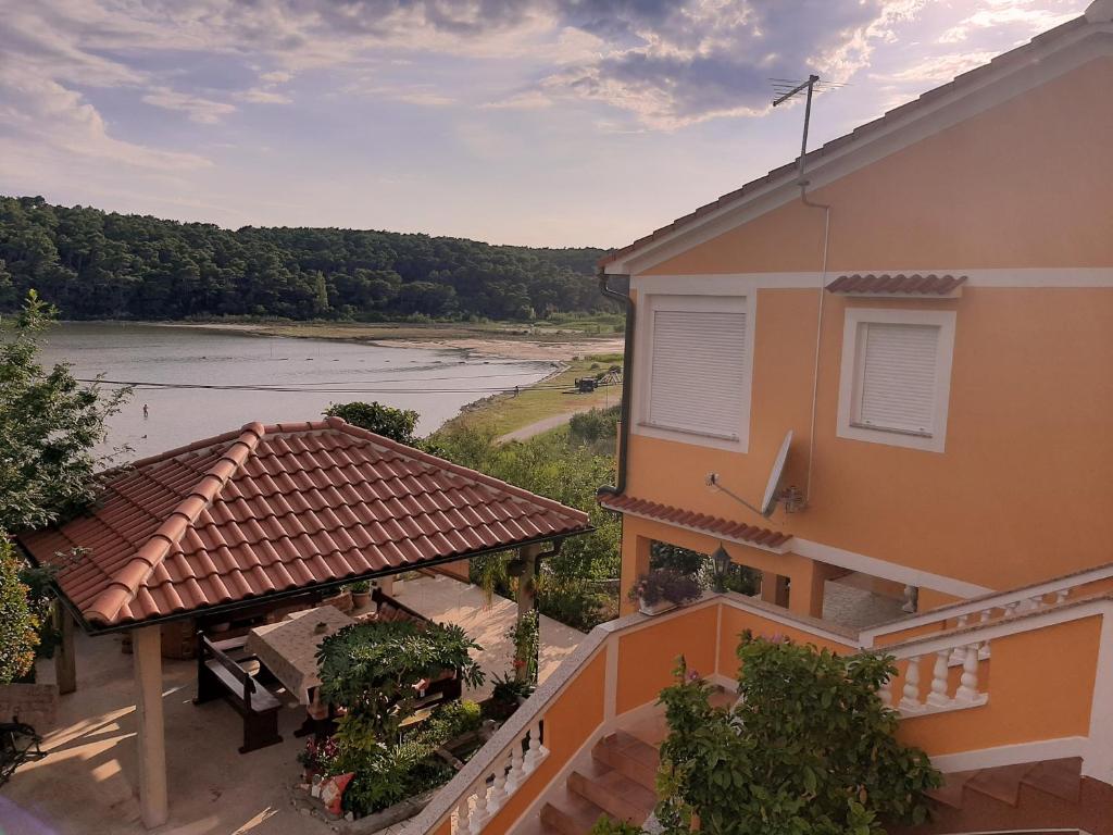 une image d'une maison avec vue sur la rivière dans l'établissement MERI, à Rab