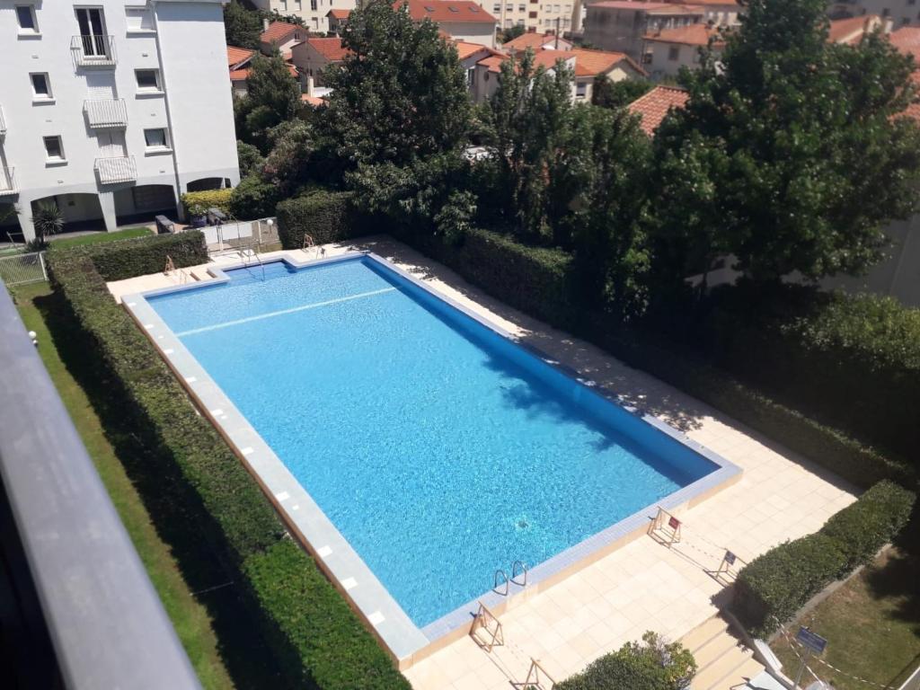 einen Blick über einen Pool in einem Gebäude in der Unterkunft Appartement 5 étoiles charmant et cosy in Canet-en-Roussillon