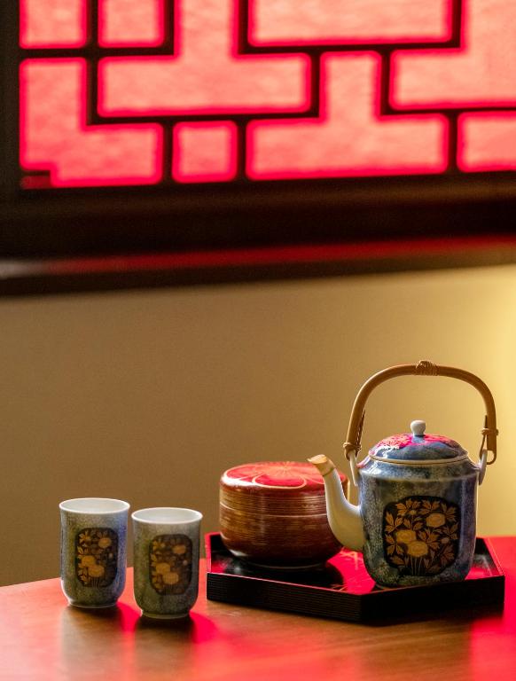 Příslušenství pro přípravu čaje a kávy v ubytování Room Inn Shanghai 横浜中華街 Room1-ABC