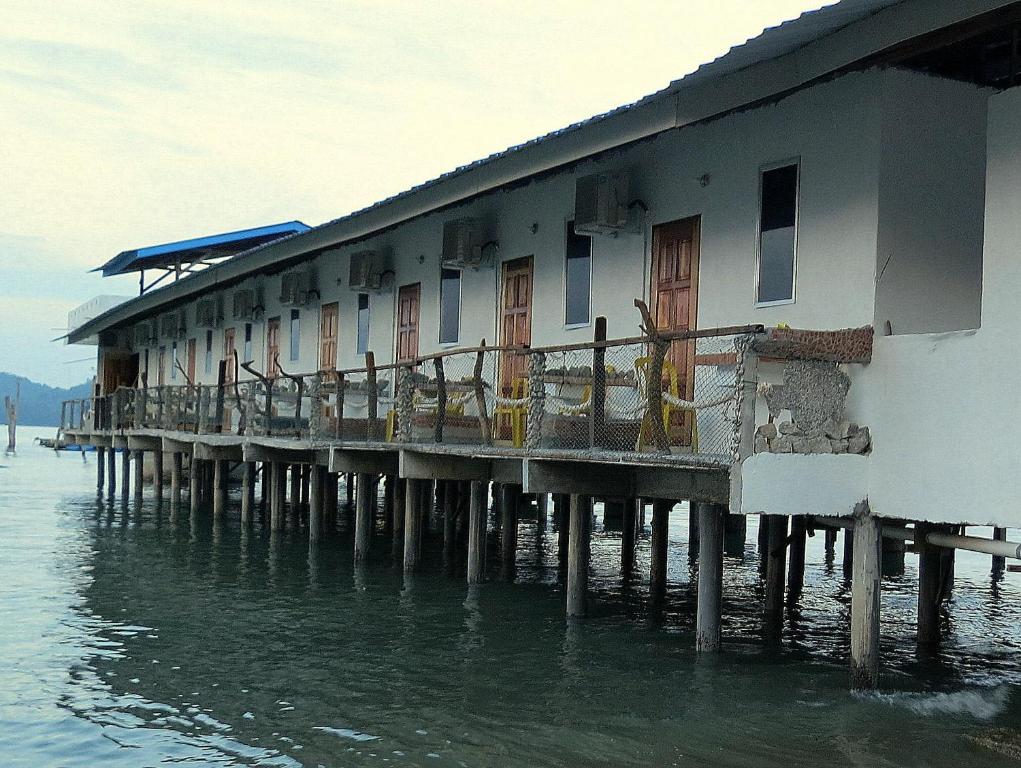 een gebouw op een pier in het water bij Pangkor Fish House in Pangkor