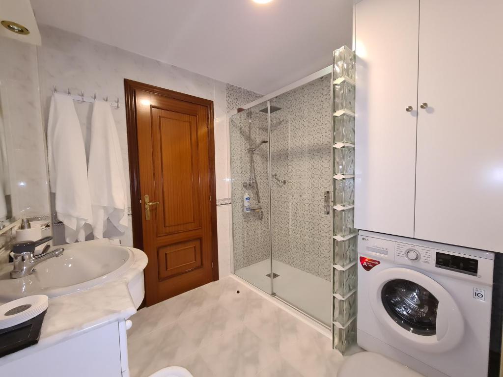 Kúpeľňa v ubytovaní Casa Campelo - APTO Playa de Rodeira Cangas, Garaje y WiFi gratis