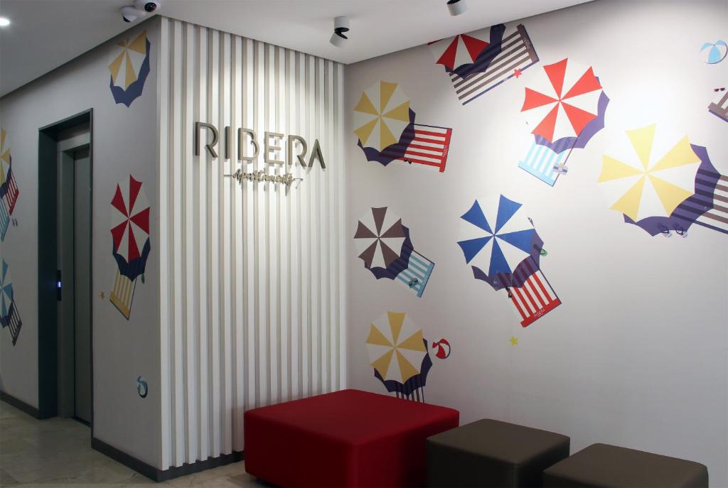 Una habitación con una pared con banderas americanas. en Apartamentos Ribera en Benidorm