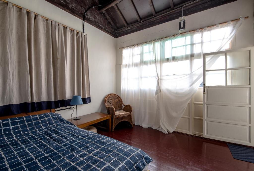 1 dormitorio con cama y ventana en ZYIN Homestay, en Kaohsiung