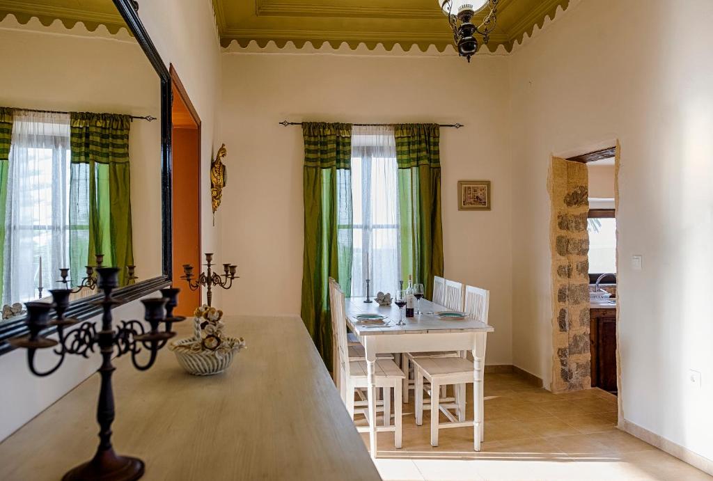 jadalnia ze stołem i lustrem w obiekcie Kristina´s Apartments w mieście Rodos