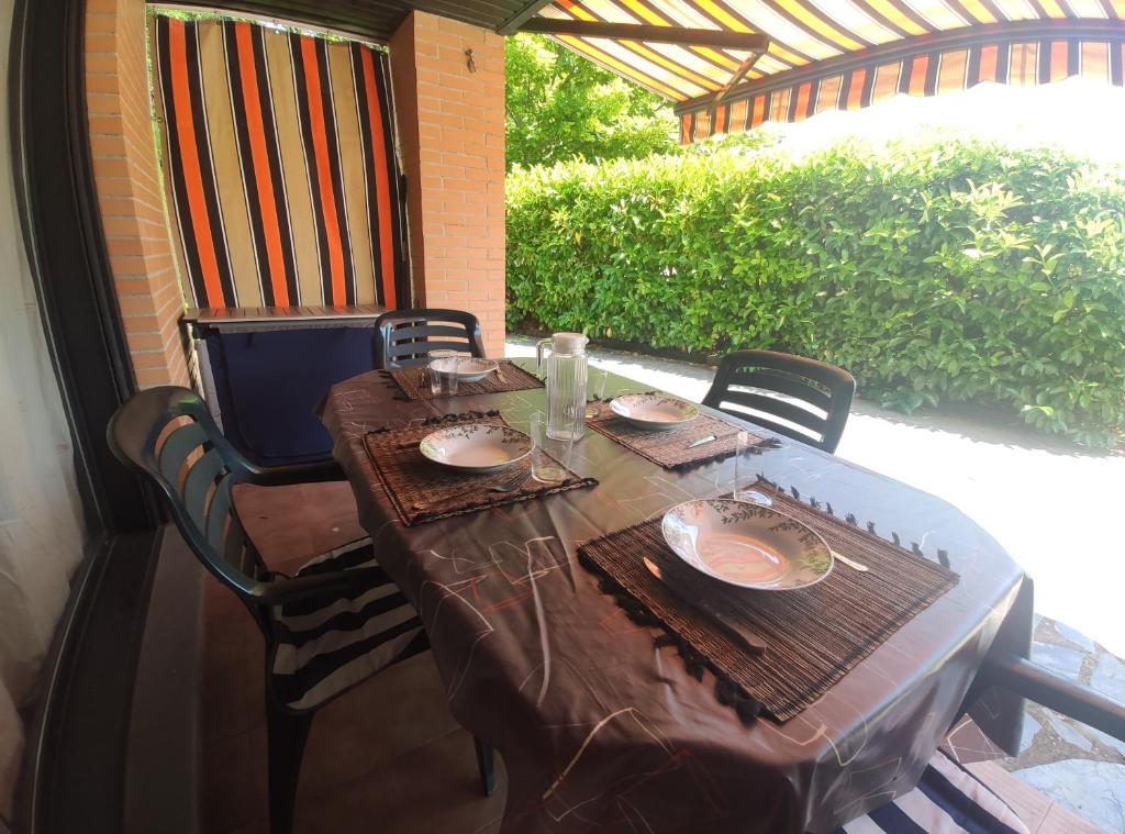 einen Tisch mit Tellern und Gläsern darüber in der Unterkunft Apartamento Vive Jaca in Jaca