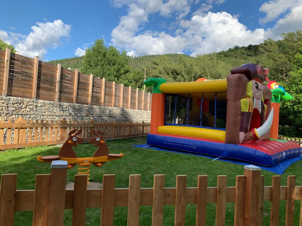 - une aire de jeux pour enfants avec des équipements de jeux dans une cour dans l&#39;établissement Camping du Bourg, à Digne-Les-Bains