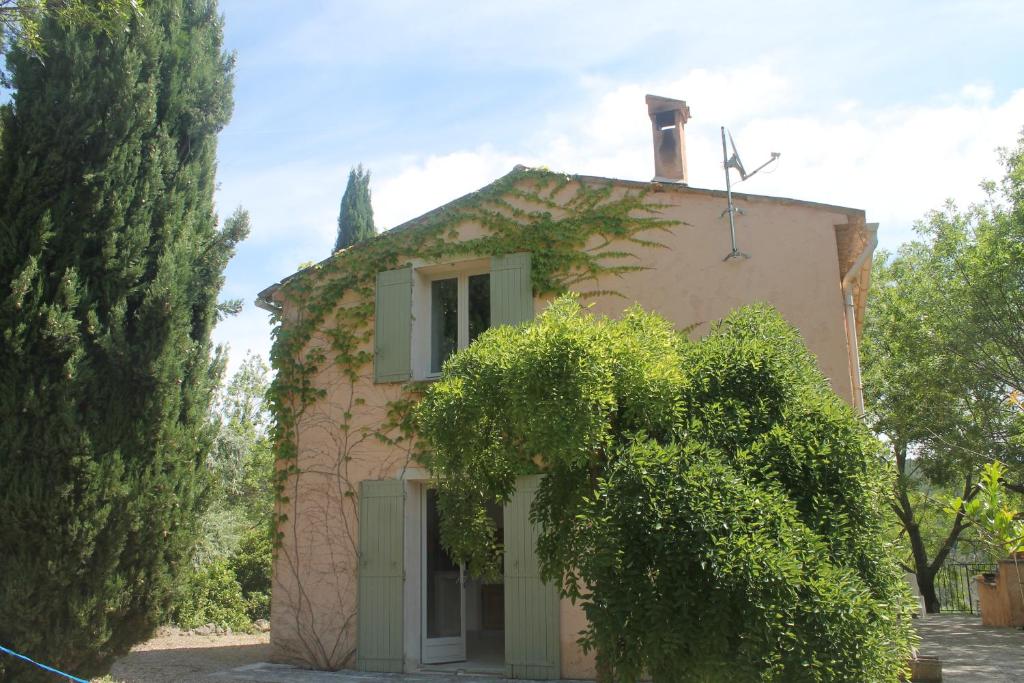 une vieille maison avec un portail devant elle dans l'établissement mas bomure, à Taradeau