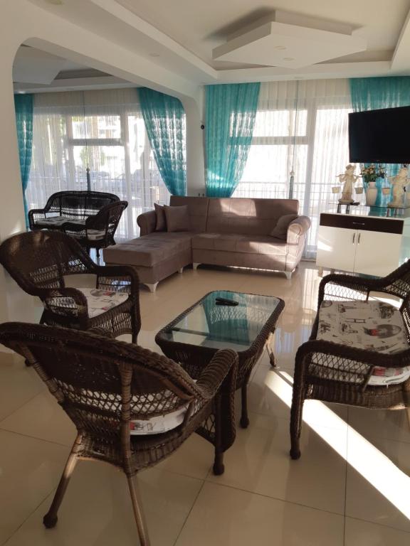 a living room with a couch and chairs at Altunakar 1 Hotel in Didim