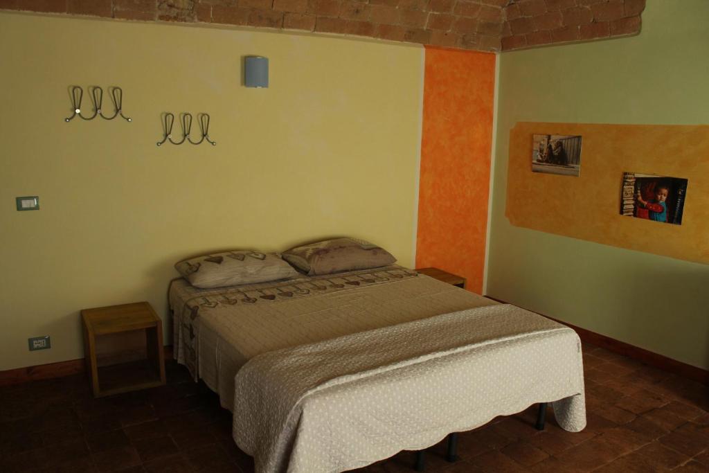 sypialnia z łóżkiem w pokoju w obiekcie Bed&climb Orco w mieście Orco Feglino