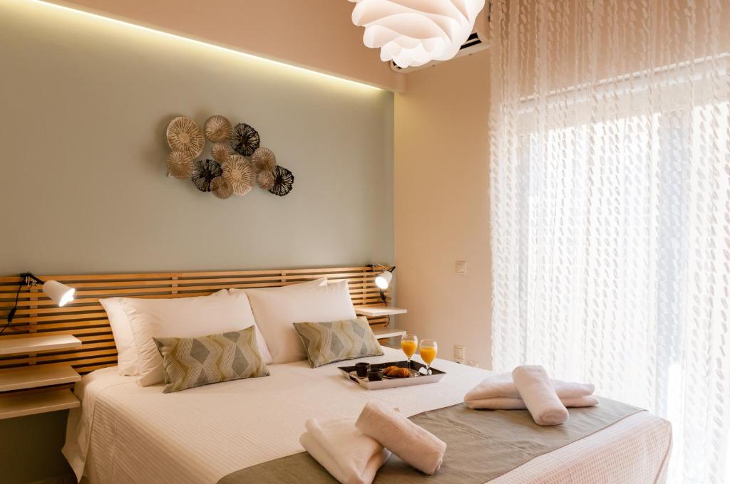 een slaapkamer met een bed met twee handdoeken erop bij Elena’s Sweet Home in Downtown Chania in Chania