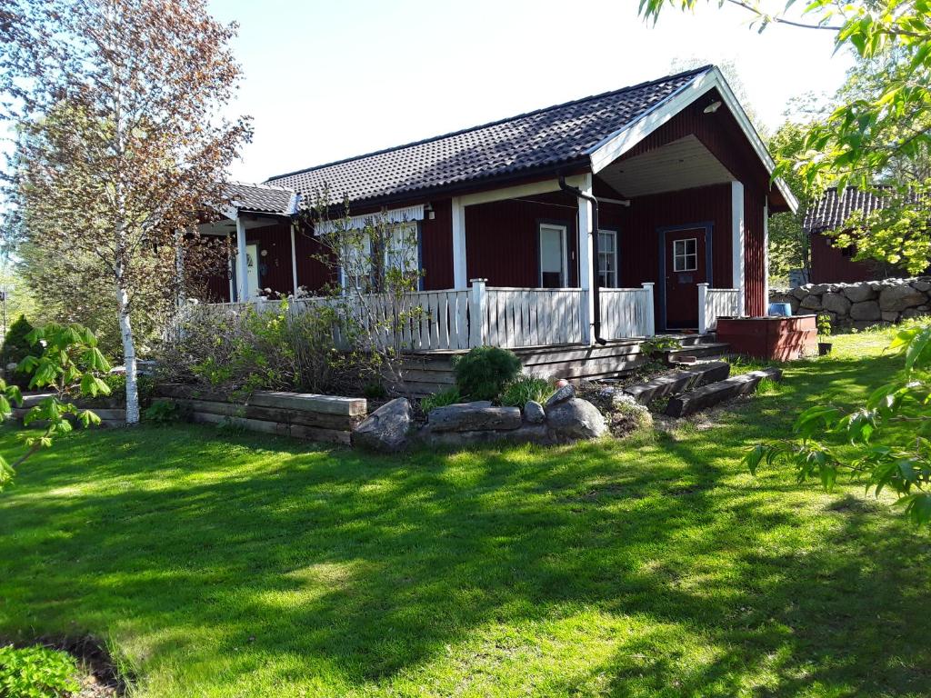 韋斯特羅斯的住宿－The Cottage Badelunda，绿色草地庭院中的一个小房子
