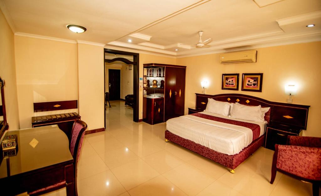 Urban Rose Hotel & Apartments tesisinde bir odada yatak veya yataklar