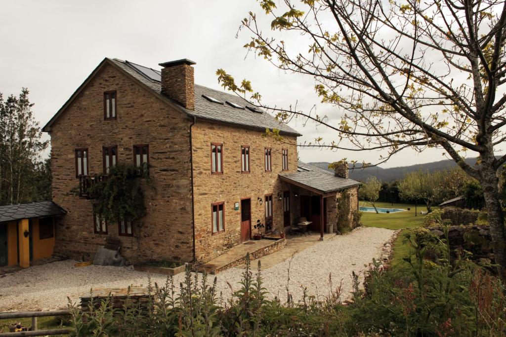 stary ceglany dom z podjazdem w obiekcie Casa Rural Penaquente w mieście Santa Marta de Ortigueira
