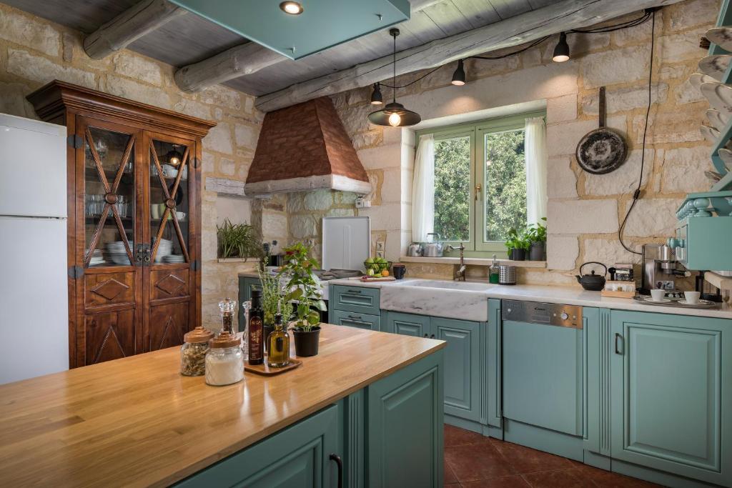 Kuchyň nebo kuchyňský kout v ubytování BOUTIQUE VILLA PETRA AMANDA Heated pool optional