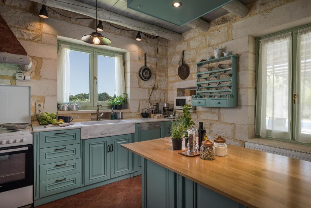 Kuchyň nebo kuchyňský kout v ubytování BOUTIQUE VILLA PETRA AMANDA Heated pool optional