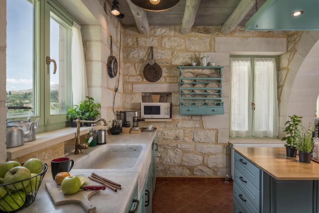 Kuchyň nebo kuchyňský kout v ubytování BOUTIQUE VILLA PETRA AMANDA Heated pool optional