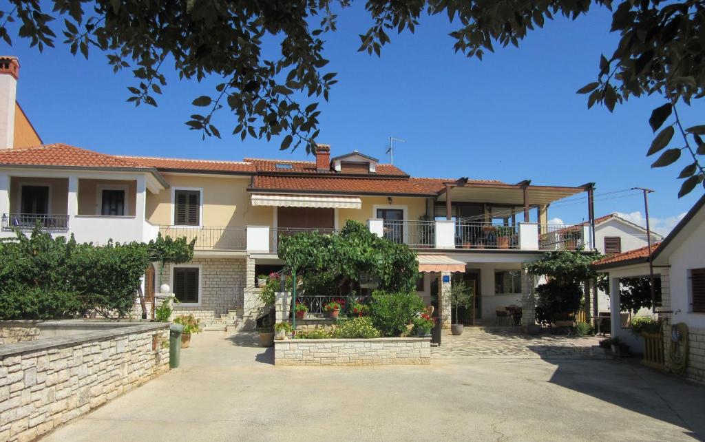 a house in the middle of a street at Haus Roko in Rovinj