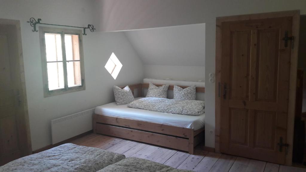 1 dormitorio con 2 camas y ventana en Plötzhof en Hof bei Salzburg