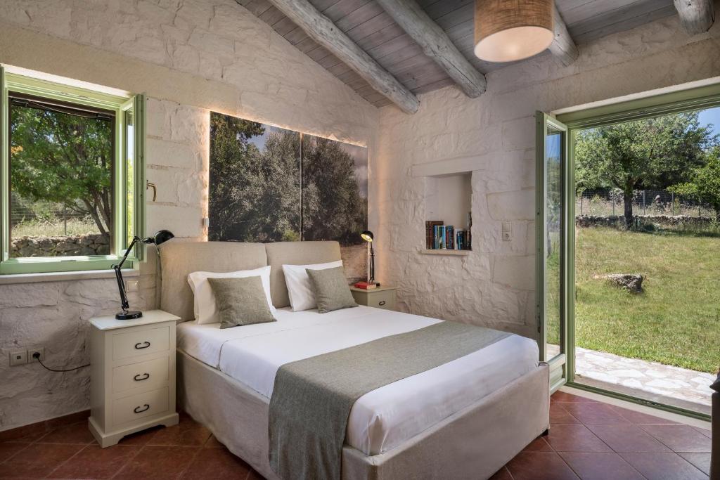 Postel nebo postele na pokoji v ubytování BOUTIQUE VILLA PETRA AMANDA Heated pool optional
