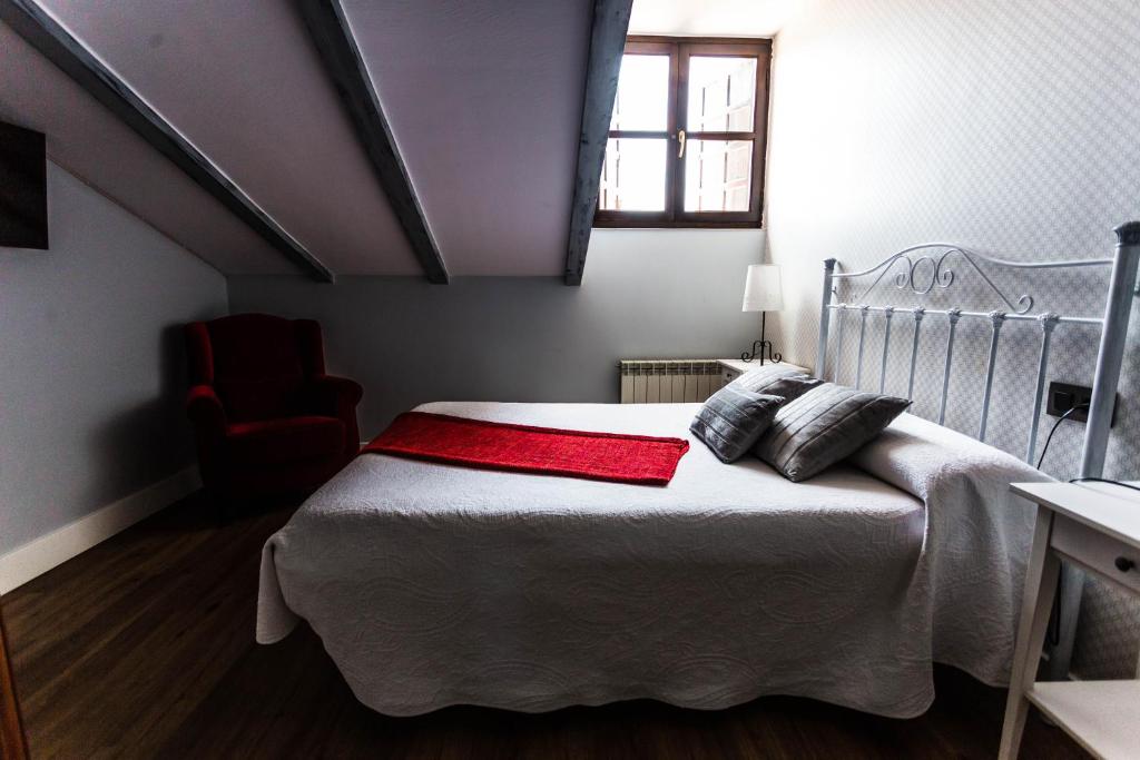 Postel nebo postele na pokoji v ubytování Posada Real La Montañesa