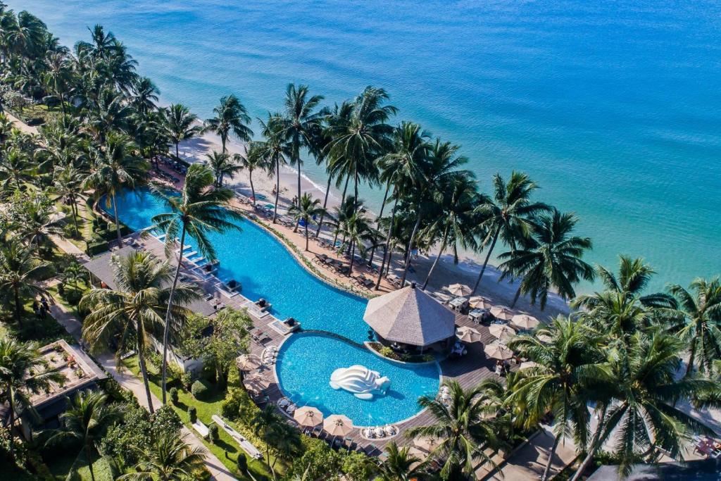 una vista aérea de un complejo con piscina y palmeras en KC Grande Resort Koh Chang en Ko Chang