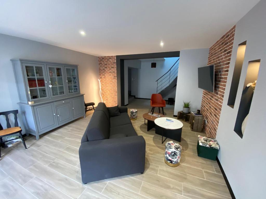 un salon avec un canapé et une table dans l'établissement Les Gîtes de la Frérie, à La Gaubretière