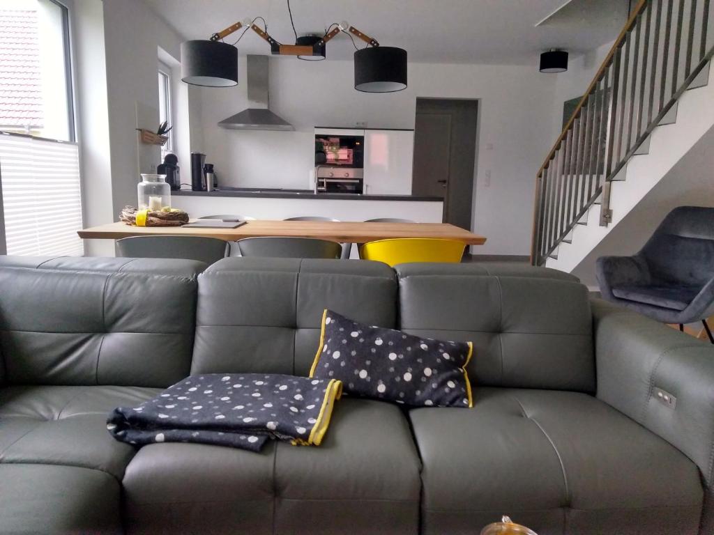 ein Wohnzimmer mit einem Sofa mit Kissen darauf in der Unterkunft Reusenhaus Nord in Breege