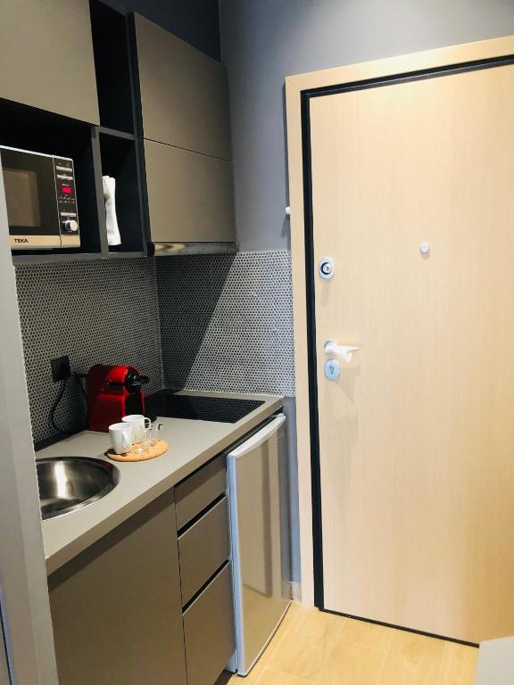 Kuchyň nebo kuchyňský kout v ubytování Metropolitan Complex Suite 2@faliro