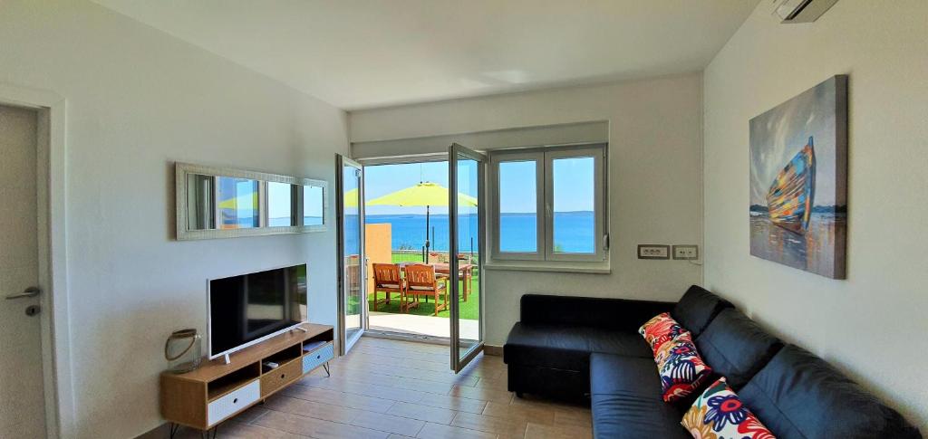 TV a/nebo společenská místnost v ubytování Apartments Nicolas - Beach & Sea 10m away - Amazing sea view!