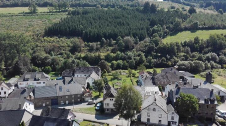 - une vue aérienne sur un village avec des maisons et des arbres dans l'établissement Zum Burgblick, à Burg-Reuland