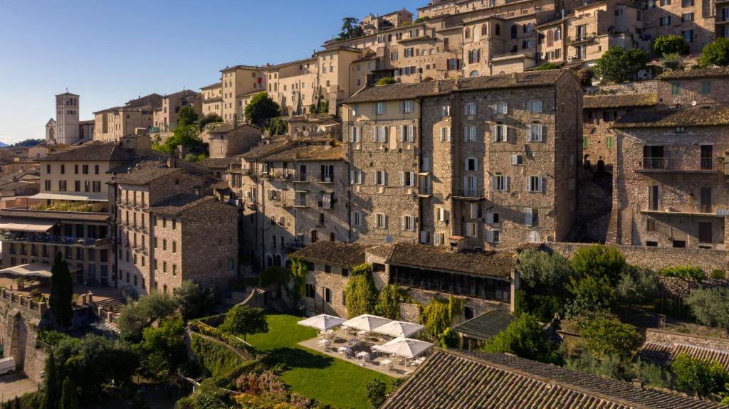 une vue aérienne sur une ville avec des bâtiments dans l'établissement Hotel Fontebella, à Assise