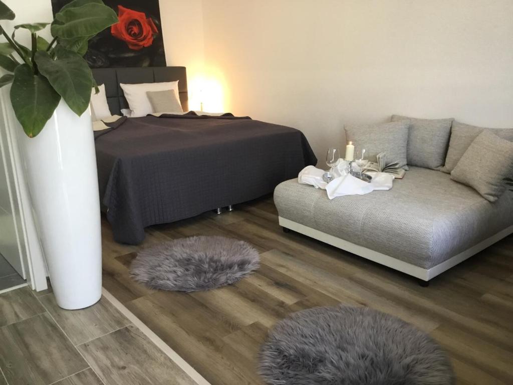 Postel nebo postele na pokoji v ubytování Hotel Zum Berggarten