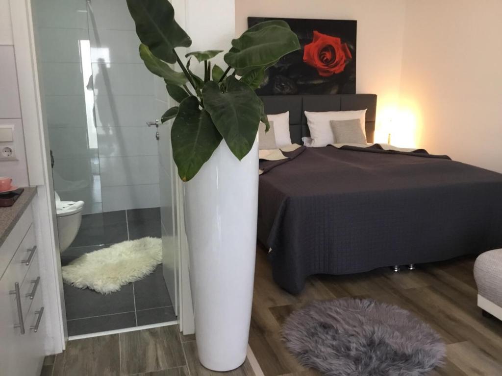 Postel nebo postele na pokoji v ubytování Hotel Zum Berggarten