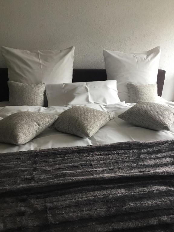 Postel nebo postele na pokoji v ubytování Hotel Zum Berggarten